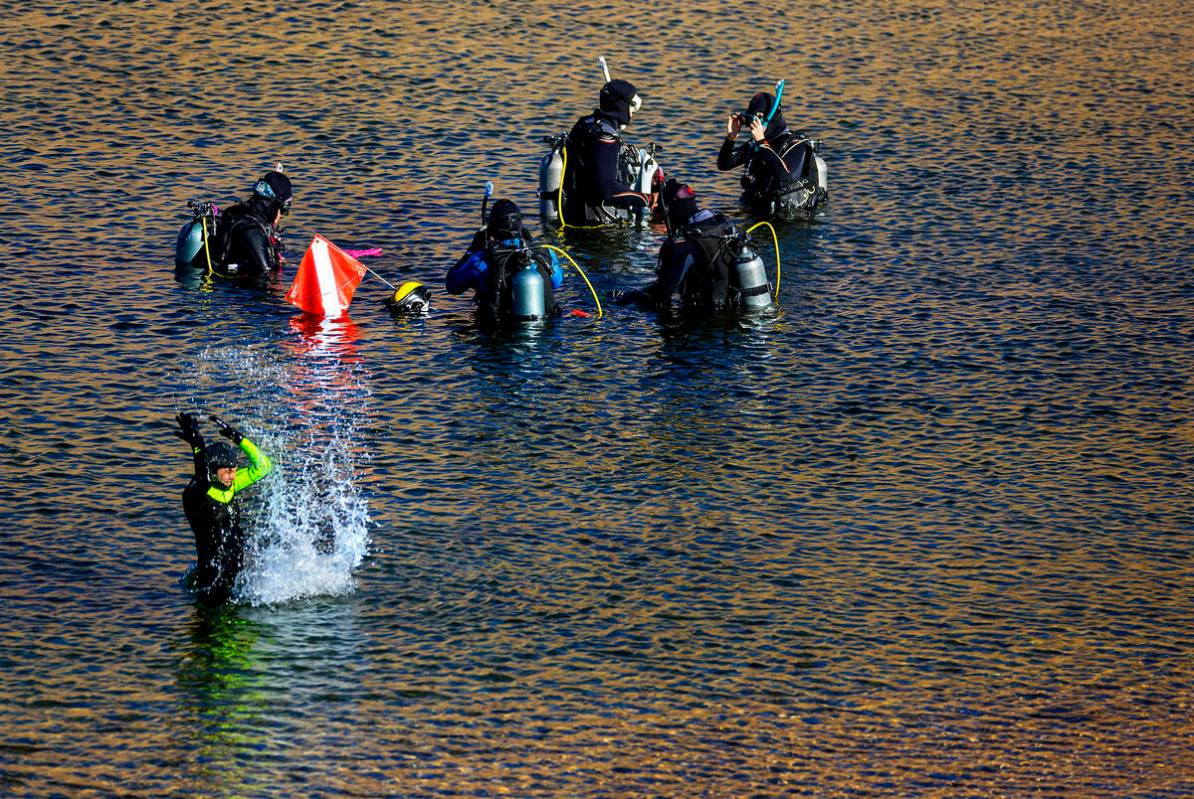 Sin City Scuba realiza una clase de buceo en aguas abiertas en Kingman Wash en el Lake Mead Nat ...