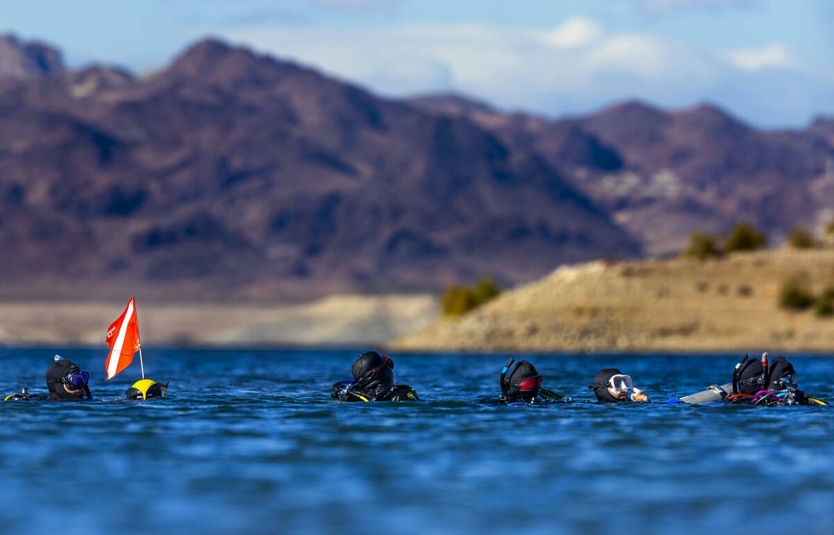 Sin City Scuba realiza una clase de buceo en aguas abiertas en Kingman Wash en el Lake Mead Nat ...