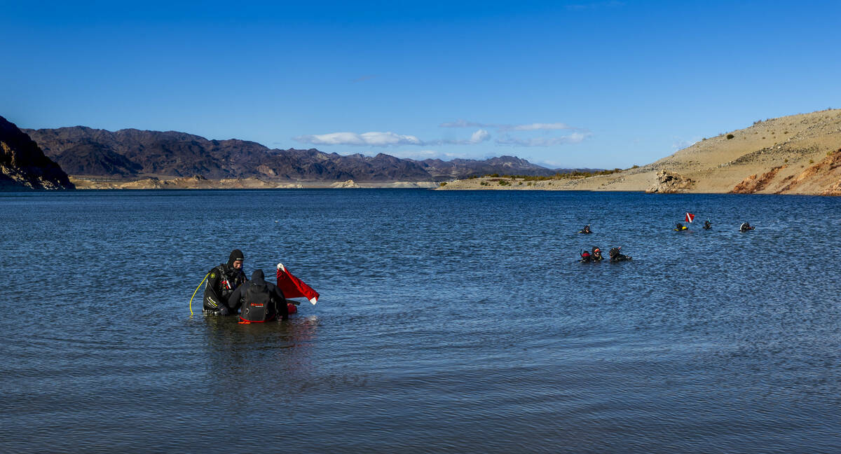 Sin City Scuba realiza una clase de buceo en aguas abiertas en Kingman Wash en el Lake Mead Nat ...