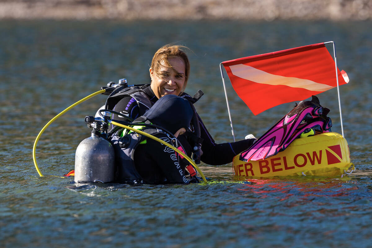 Sin City Scuba realiza una clase de buceo en aguas abiertas en Kingman Wash en el Lake Mead Nat ...