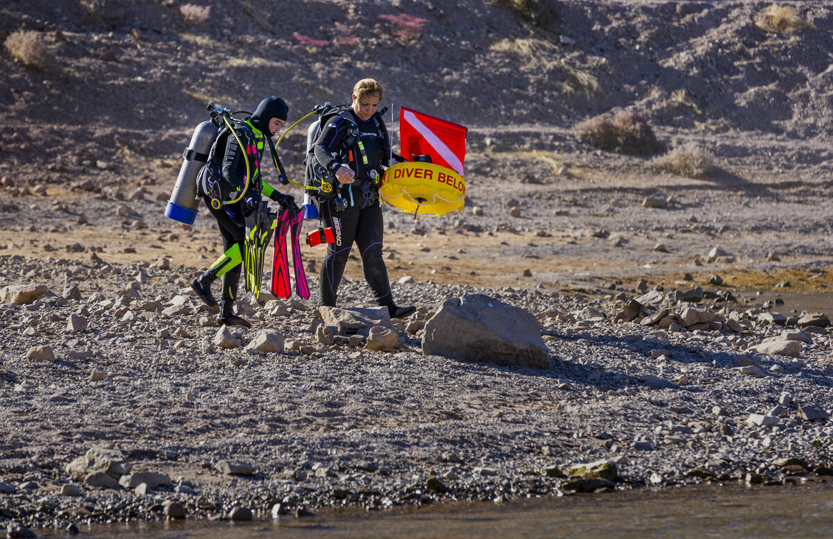 Sin City Scuba realiza una clase de buceo en aguas abiertas en Kingman Wash en el Lake Mead Nat ...