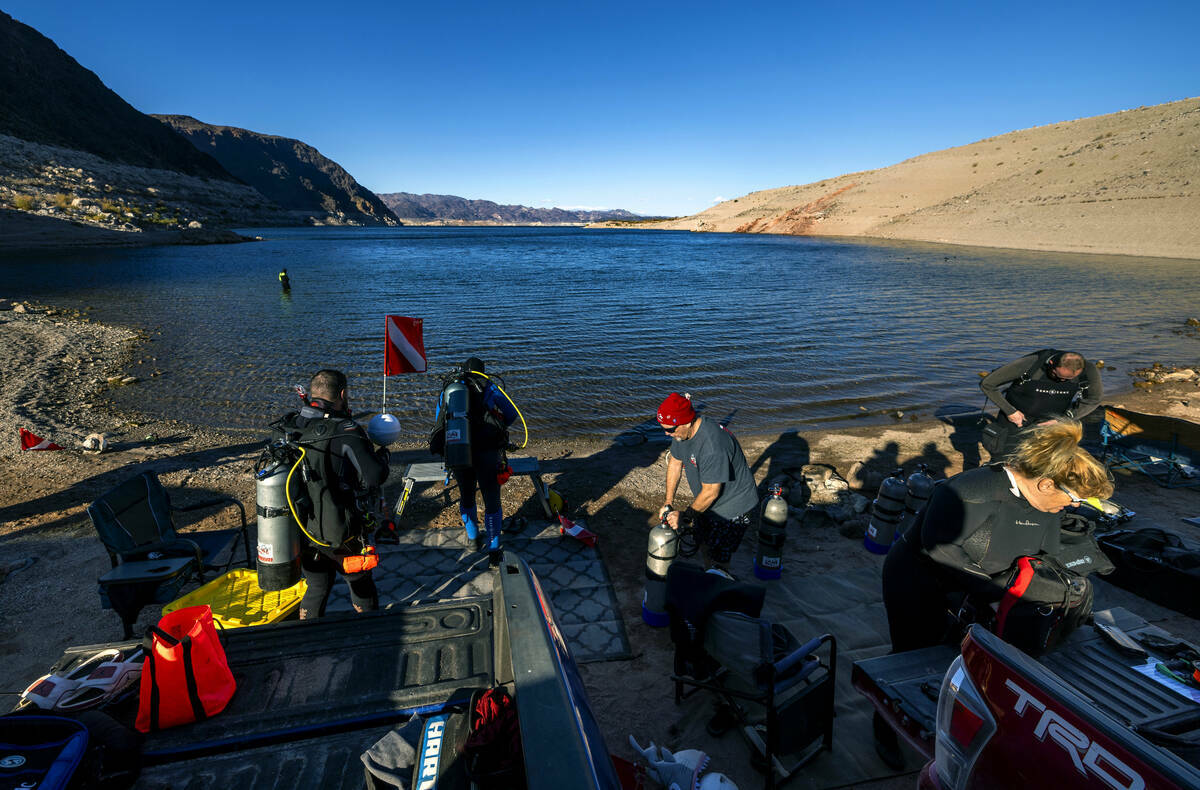 Estudiantes de buceo de Sin City Scuba se preparan para una inmersión en aguas abiertas en Kin ...