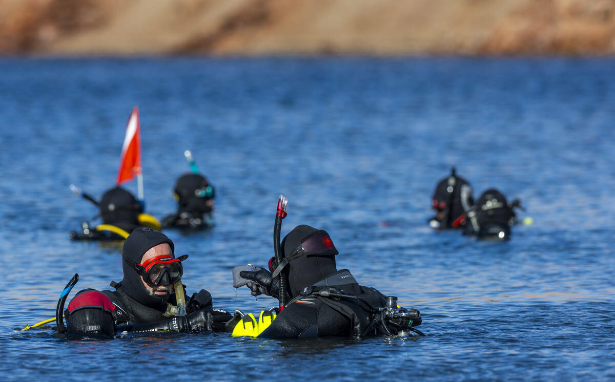 Sin City Scuba realiza una clase de buceo en aguas abiertas en Kingman Wash en el Lake Mead Nat ...