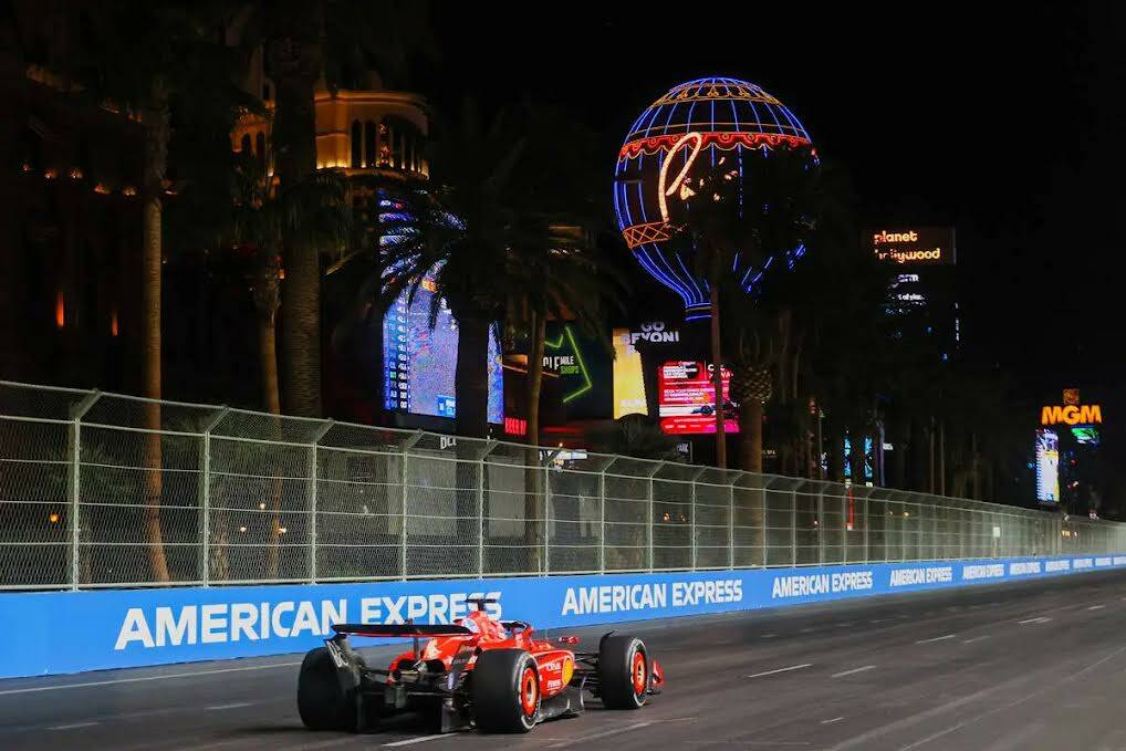 El piloto de Ferrari en la Fórmula 1, Charles Leclerc, conduce por el circuito durante el Las ...