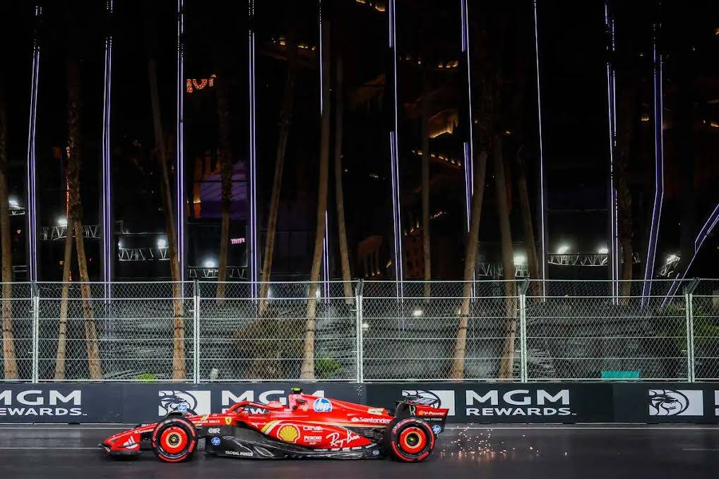 El piloto de Ferrari en la Fórmula 1, Carlos Sainz, recorre el circuito durante el Las Vegas G ...