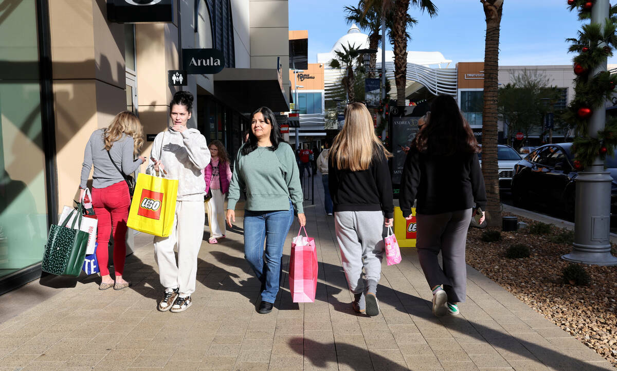 Personas hacen compras el Black Friday en el centro de Summerlin, en Las Vegas, el 29 de noviem ...