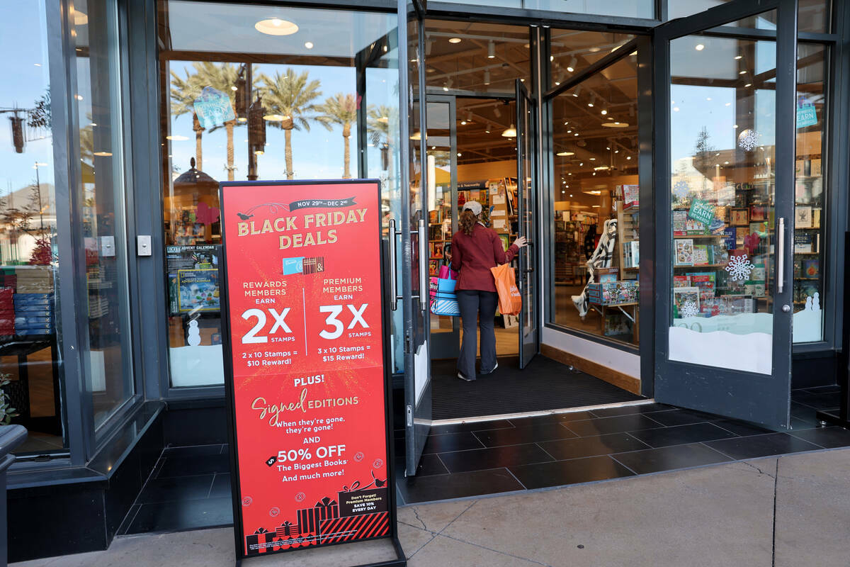 Un letrero anuncia las ofertas del Black Friday en Town Square, en Las Vegas, el viernes 29 de ...