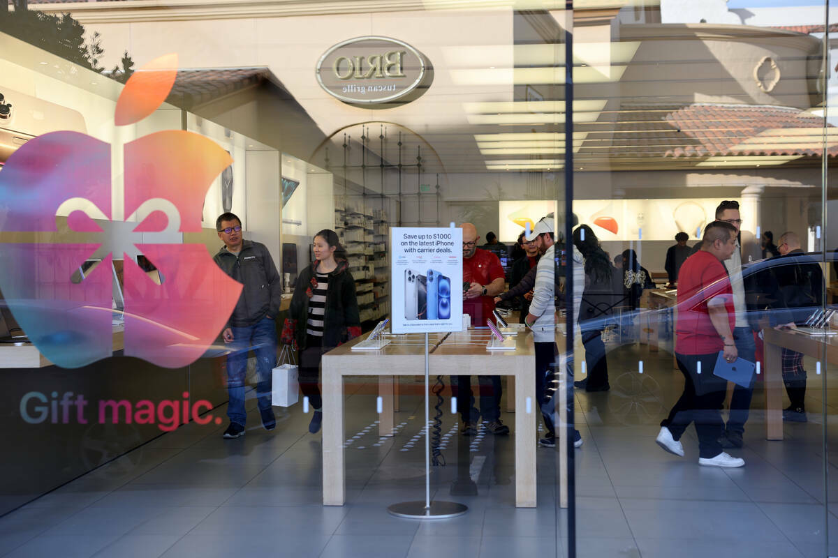 Personas hacen compras el Black Friday en la Apple Store de Town Square, en Las Vegas, el 29 de ...