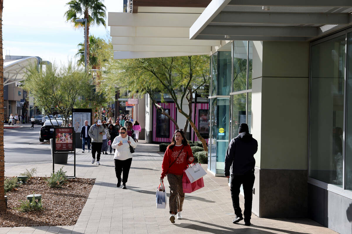 Personas hacen compras el Black Friday en el centro de Summerlin, en Las Vegas, el 29 de noviem ...