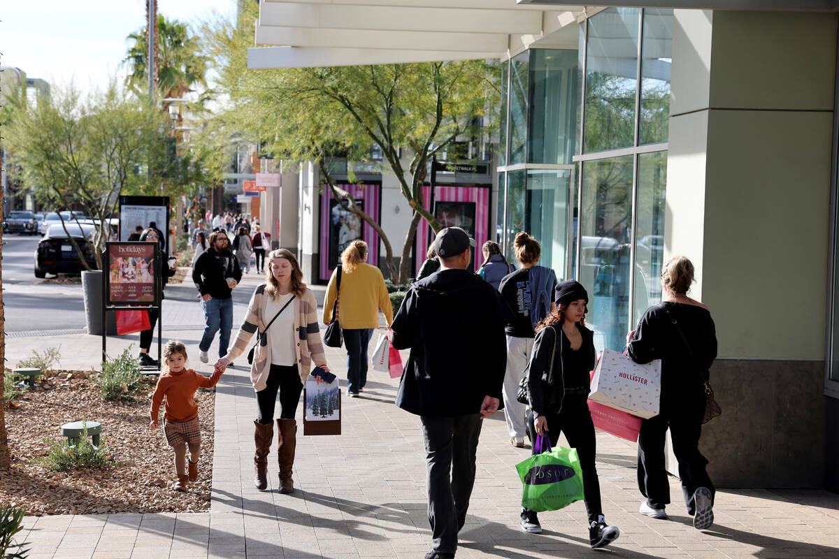 Personas hacen compras el Black Friday en el centro de Summerlin, en Las Vegas, el 29 de noviem ...