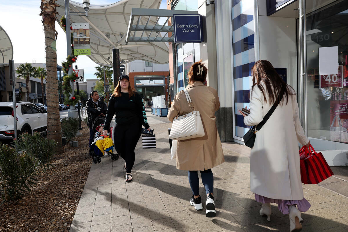 Personas hacen compras el Black Friday en el centro de Summerlin, en Las Vegas, el 29 de noviem ...