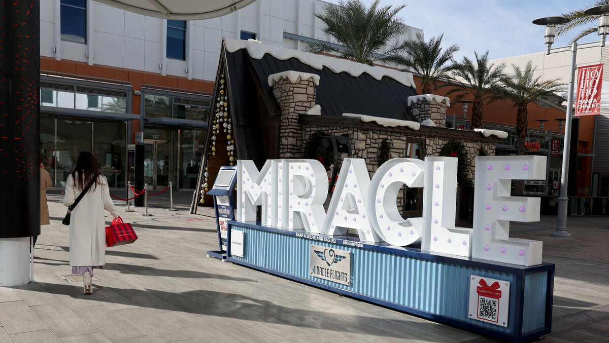 Personas hacen compras el Black Friday en el centro de Summerlin, en Las Vegas, el 29 de noviem ...