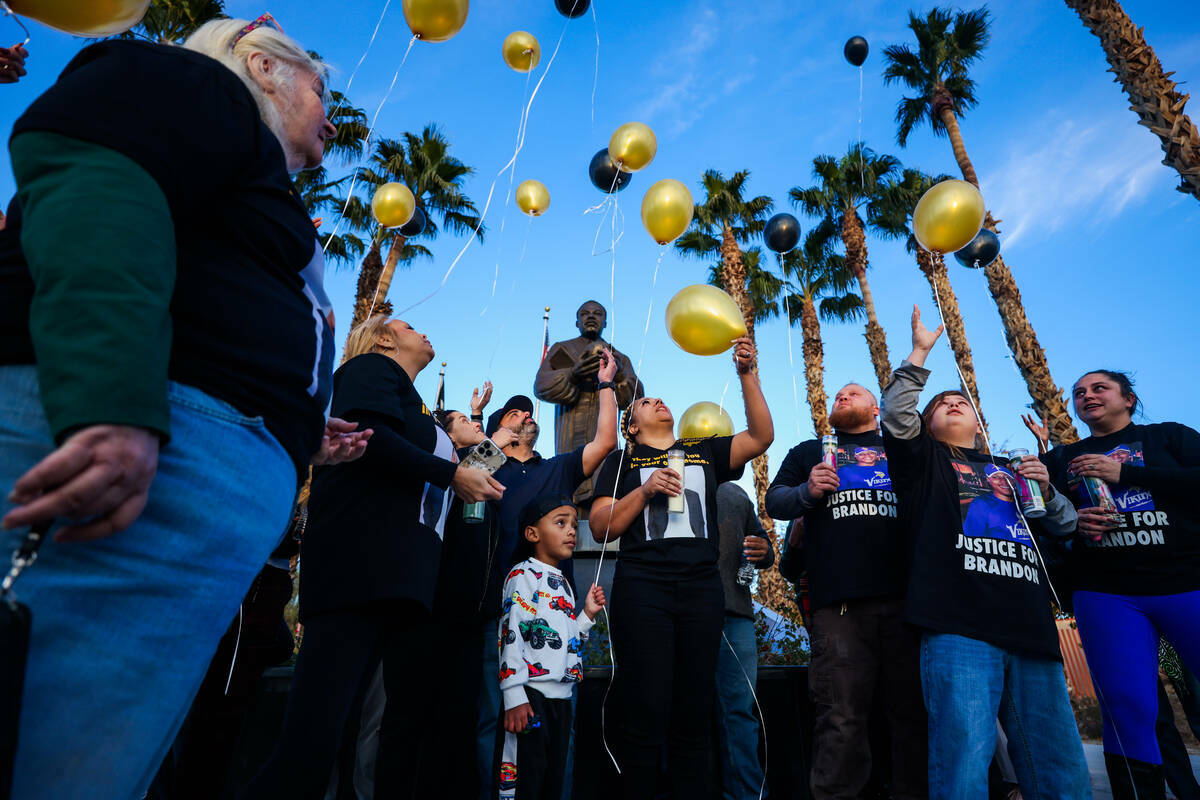 Familiares y amigos sueltan globos durante una vigilia por Brandon Durham, quien fue asesinado ...