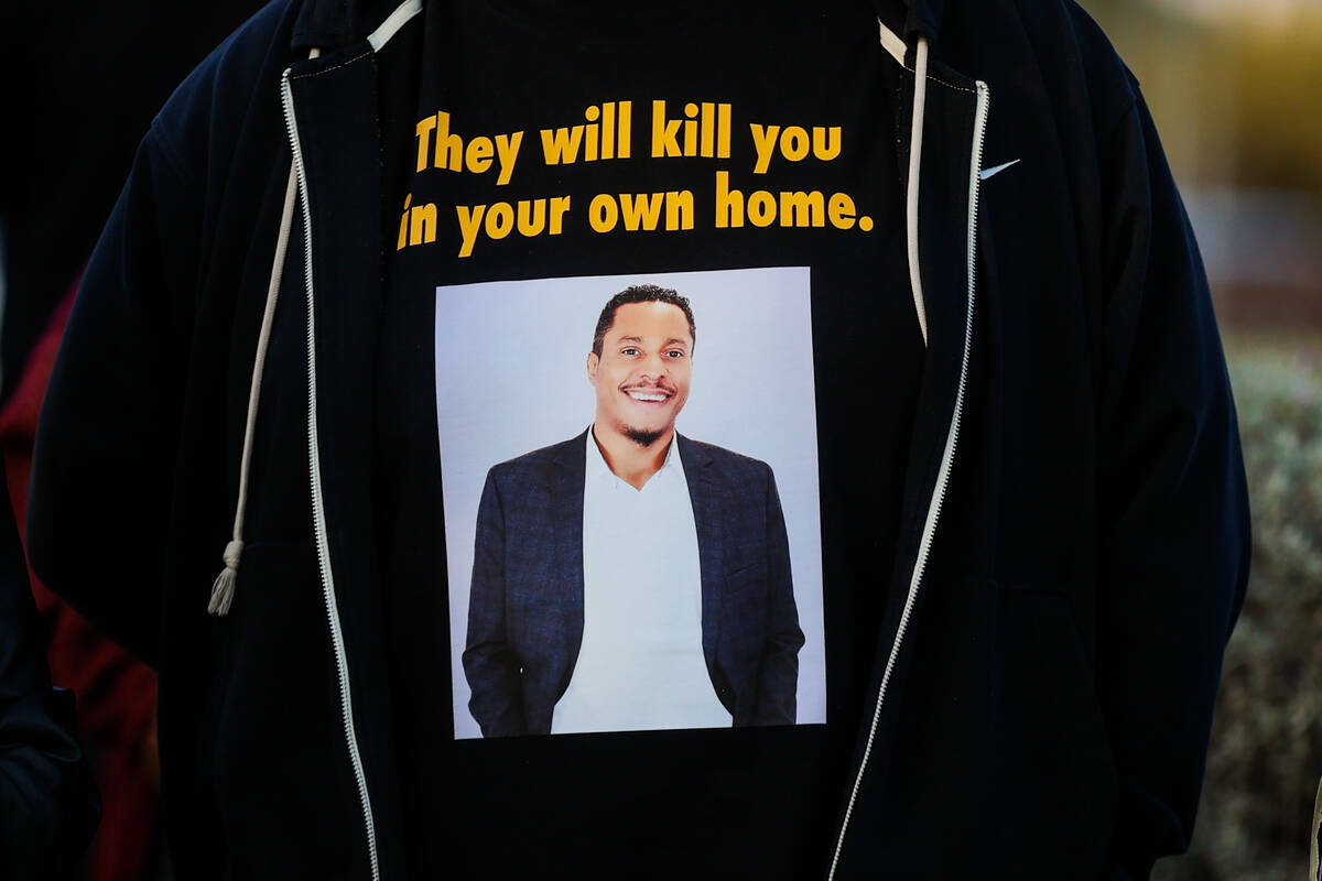 Una camiseta hecha para Brandon Durham, quien fue asesinado a tiros en su casa por un agente de ...