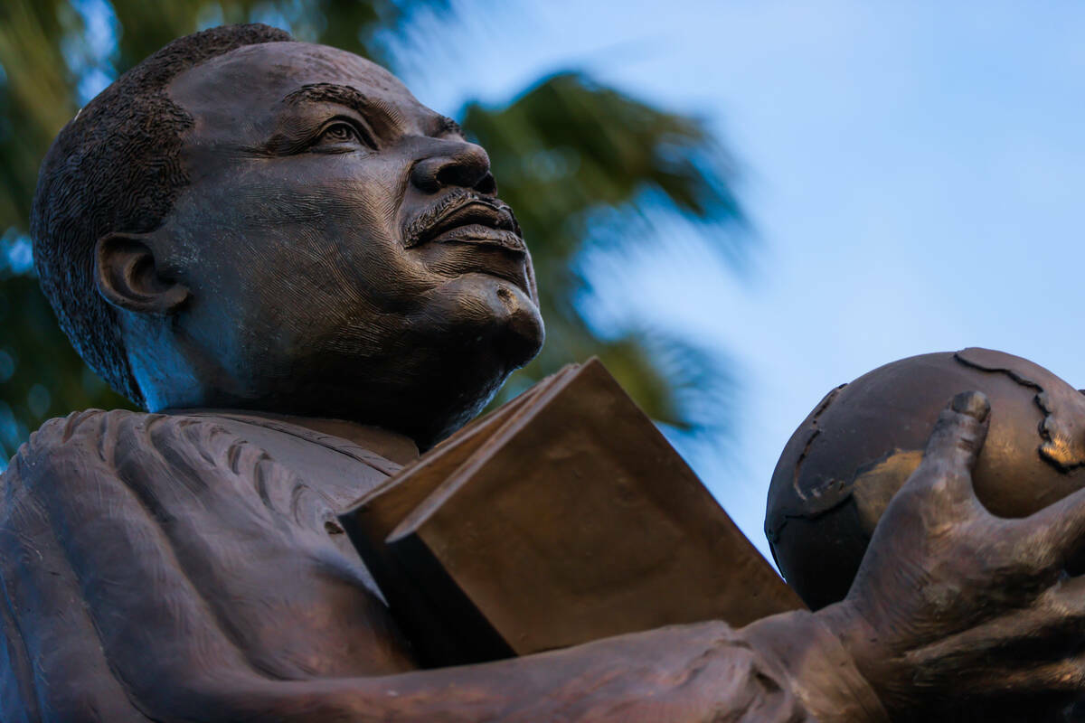 Una estatua de Martin Luther King Jr. vista durante una vigilia por Brandon Durham, quien fue a ...