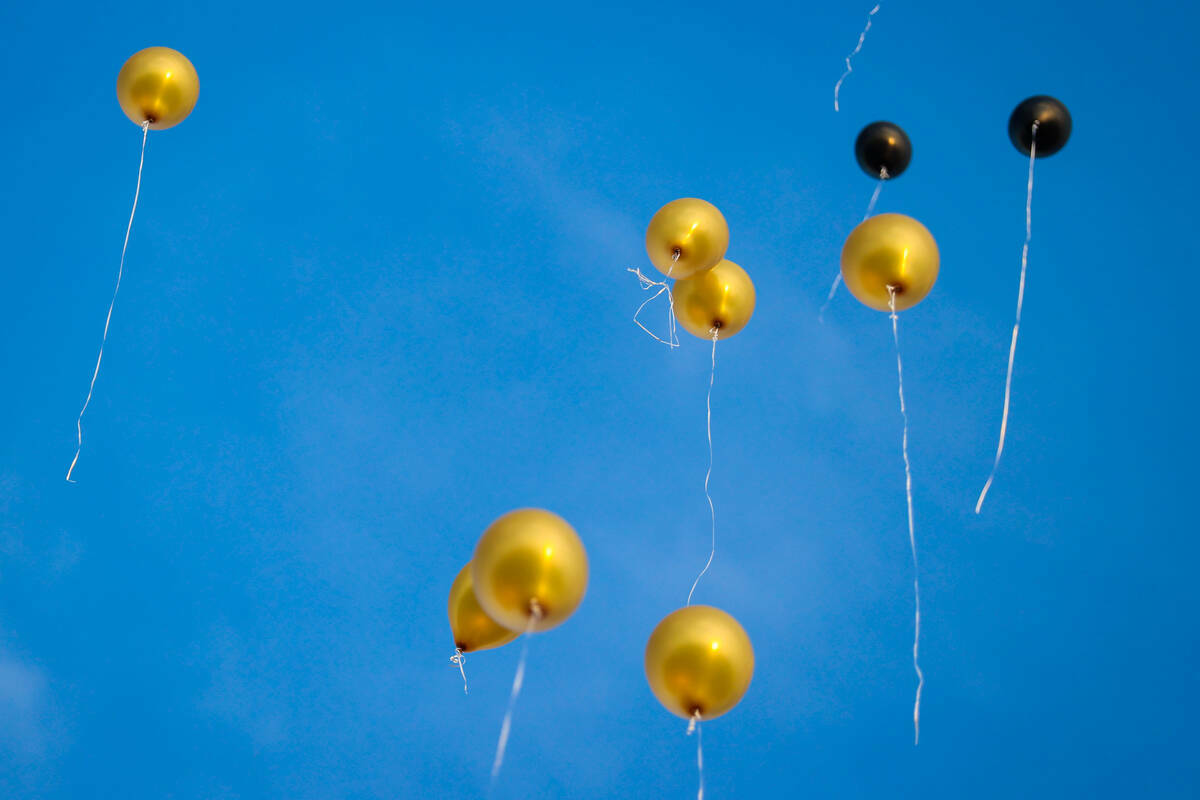 Globos son lanzados al cielo durante una vigilia por Brandon Durham, quien fue asesinado a tiro ...