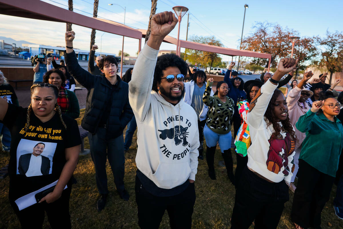 Quentin Savwoir, presidente de NAACP Las Vegas, levanta el puño durante una vigilia por Brando ...