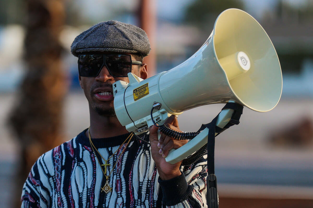 El ministro ‘Stretch’ Sanders habla a una multitud durante una vigilia por Brandon Durham, ...