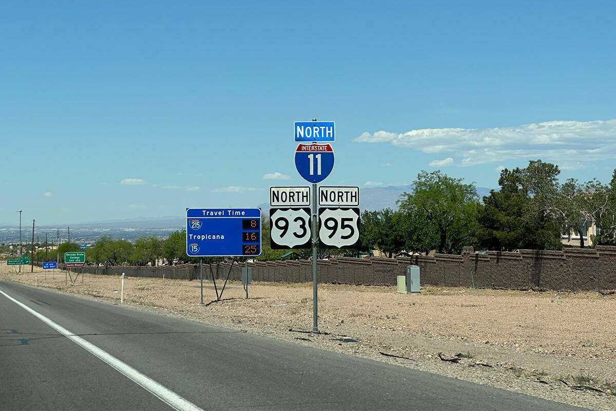 ARCHIVO – Un letrero de tráfico de la Interstate 11, en Henderson, el 21 de abril de 2024. ( ...