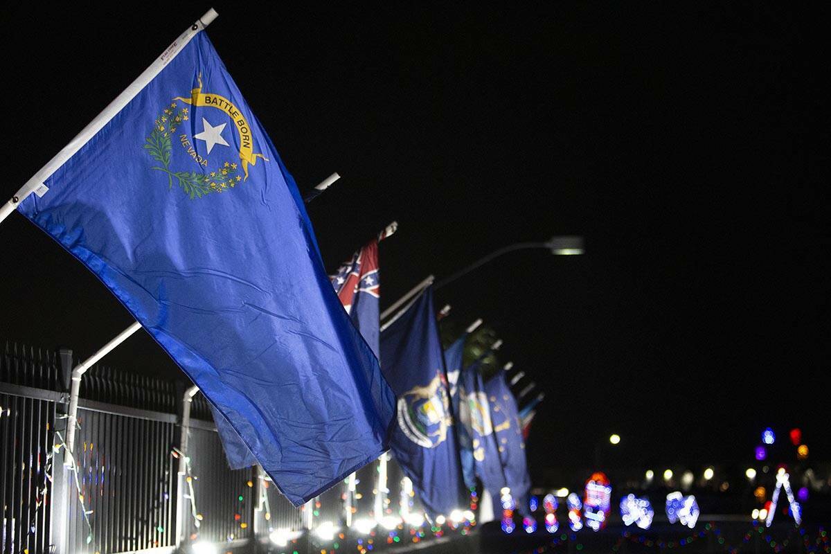 La bandera del estado de Nevada en una fila de todas las banderas de los 50 estados en Glitteri ...