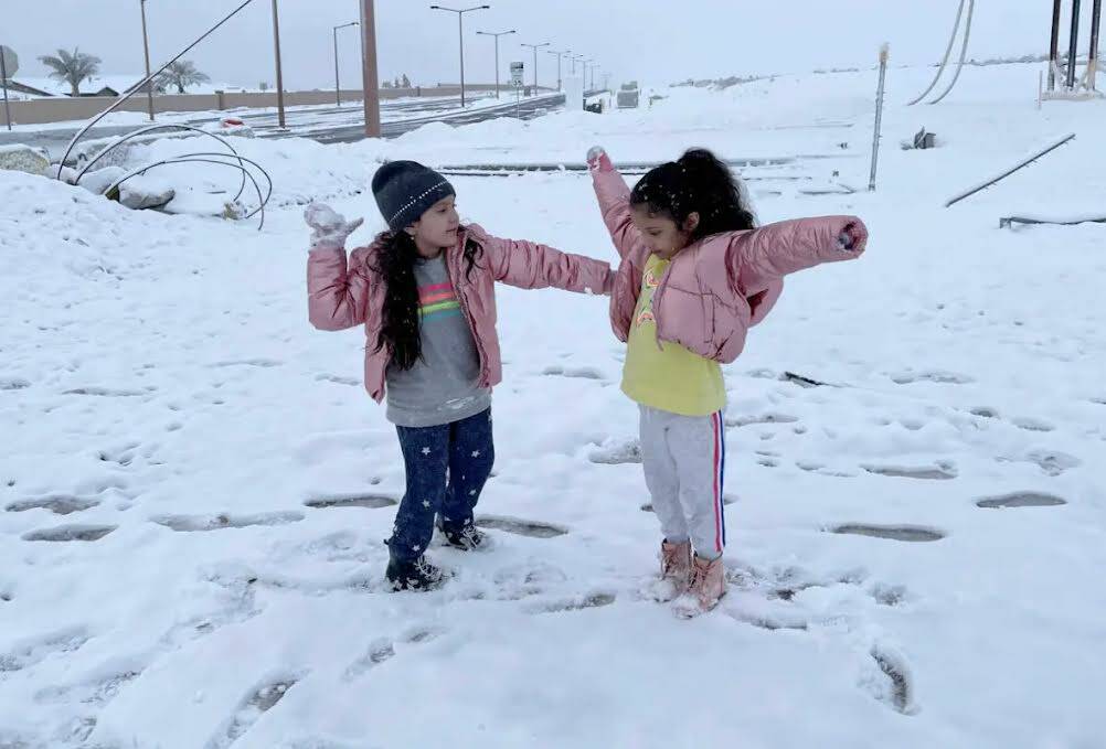 Kelly Sánchez, de 7 años, a la izquierda, y su hermana Kyara, de 5, juegan en la nieve recié ...