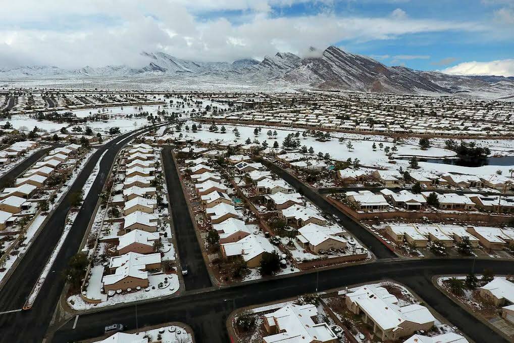 Una foto aérea de las casas de Summerlin después de que una tormenta invernal cubriera con un ...