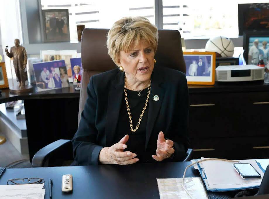 La alcaldesa Carolyn Goodman habla durante una entrevista con el Review-Journal en su oficina, ...