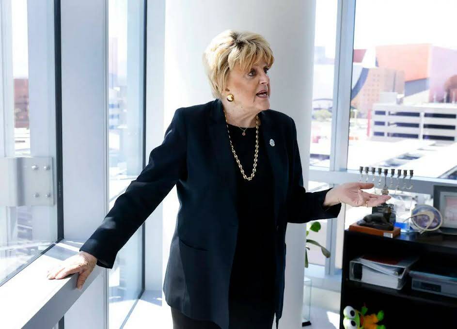 La alcaldesa Carolyn Goodman habla durante una entrevista con el Review-Journal en su oficina, ...