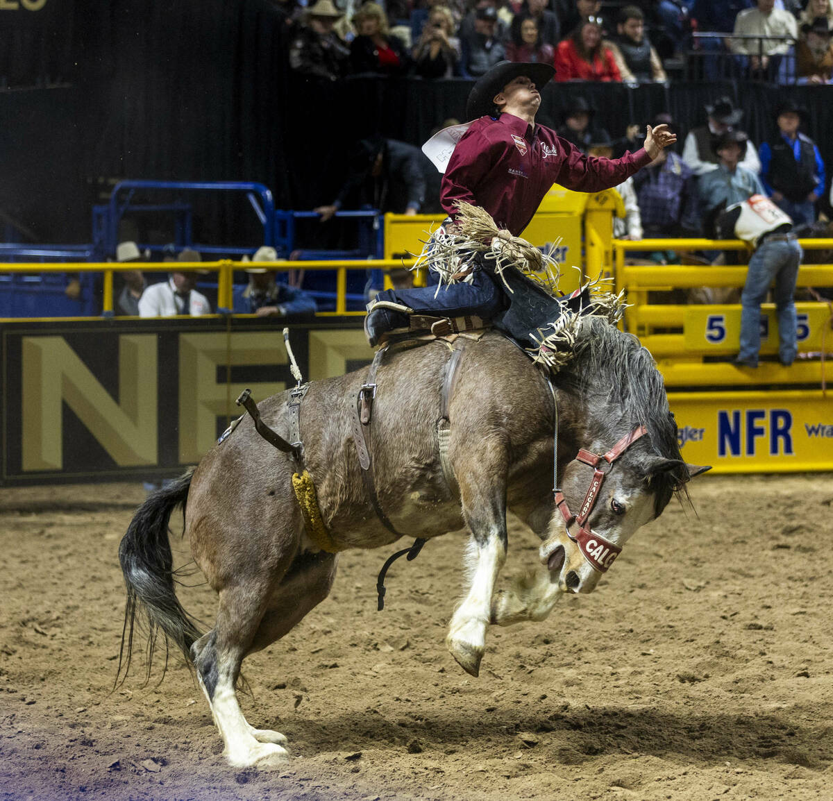 Damian Brennan flota un poco en Saddle Bronc Riding durante la acción del día 6 de la NFR en ...